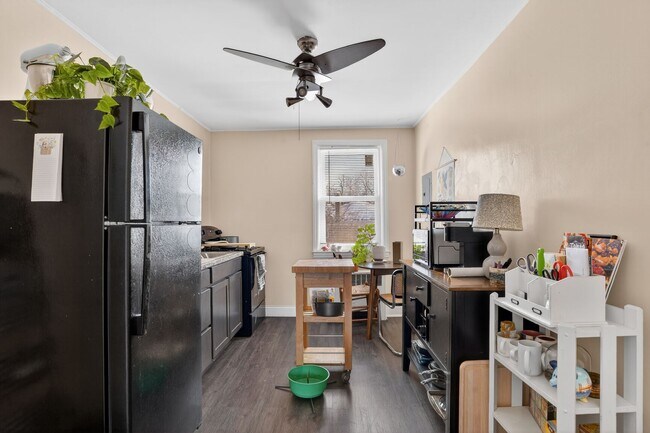 Building Photo - 6133 Parkway Dr