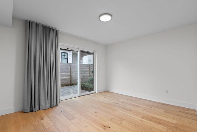 Building Photo - Stunning Modern Air-Conditioned Townhome in Coveted Whittier Heights