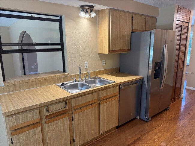 Building Photo - 525 Lakeview Dr