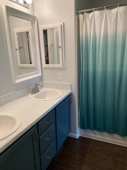 Building Photo - 1520 S Florence Way