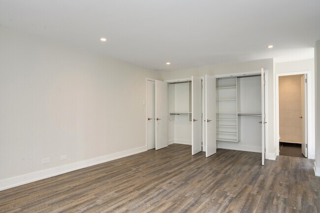 Building Photo - 227 E Walton Pl