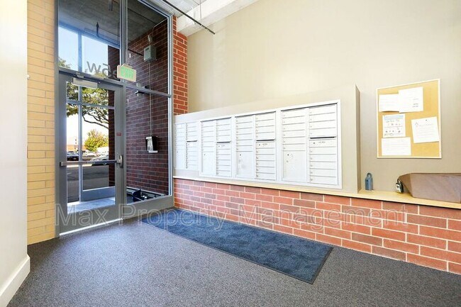 Building Photo - 309 E 5th St