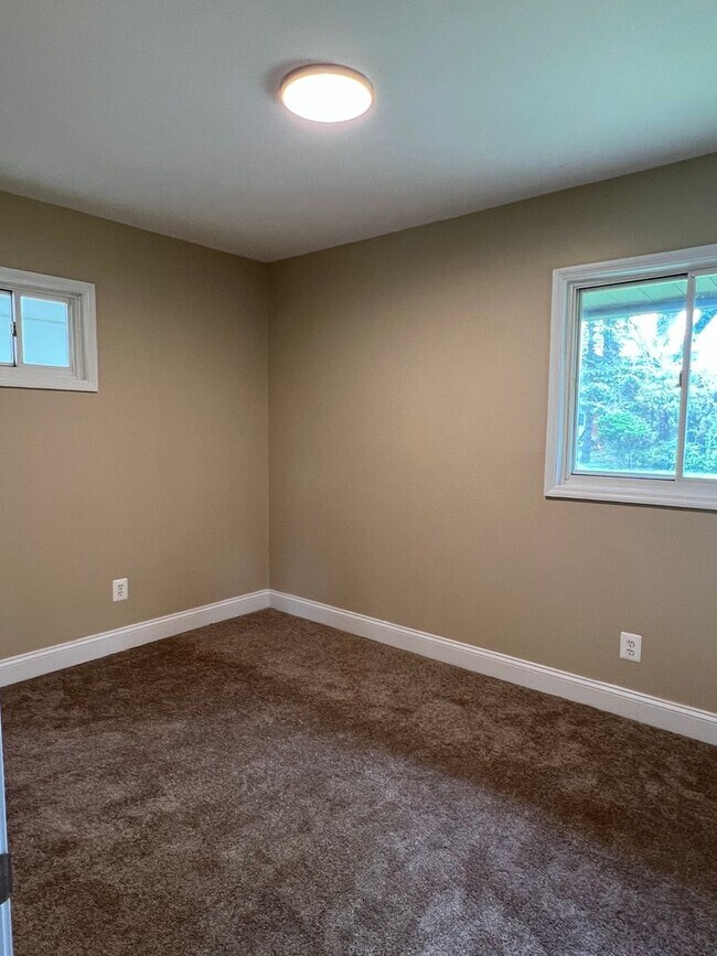 Building Photo - 4 Bed/1 Bath Home in Penn Hills-Completely...