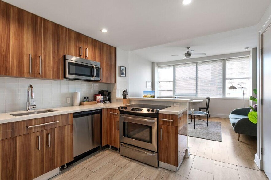 Building Photo - 925 Common St