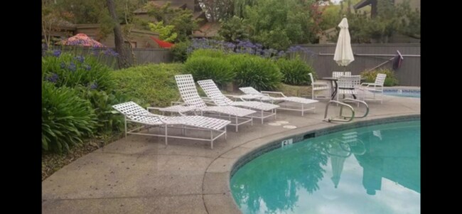 Building Photo - Spacious and beautiful 3 bedroom 2 bath ho...