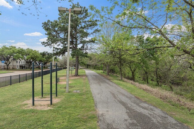 Building Photo - 766 Memorial Mews St