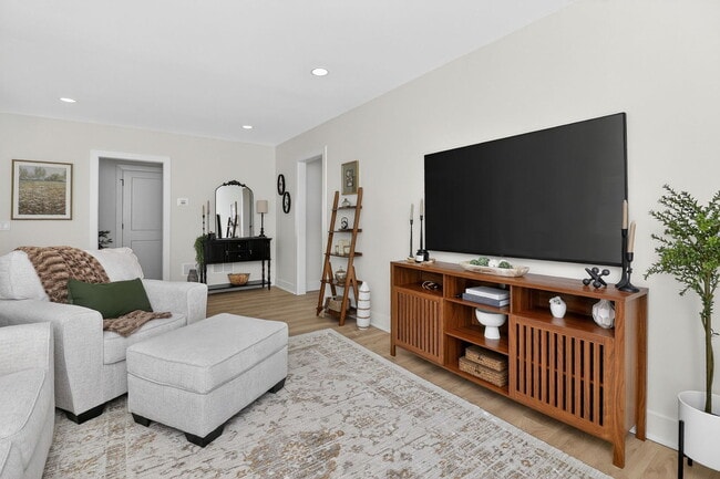 Building Photo - 102 E 56th St