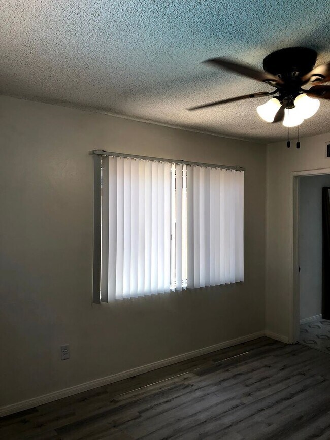 Building Photo - 5 bed 3 bath w/ POOL and Large rooms