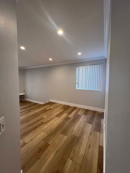 Building Photo - 2107 N Beachwood Dr