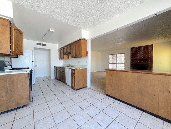 Building Photo - Northeast El Paso 3 Bed 2 Bath in Apollo Heights Neighborhood!