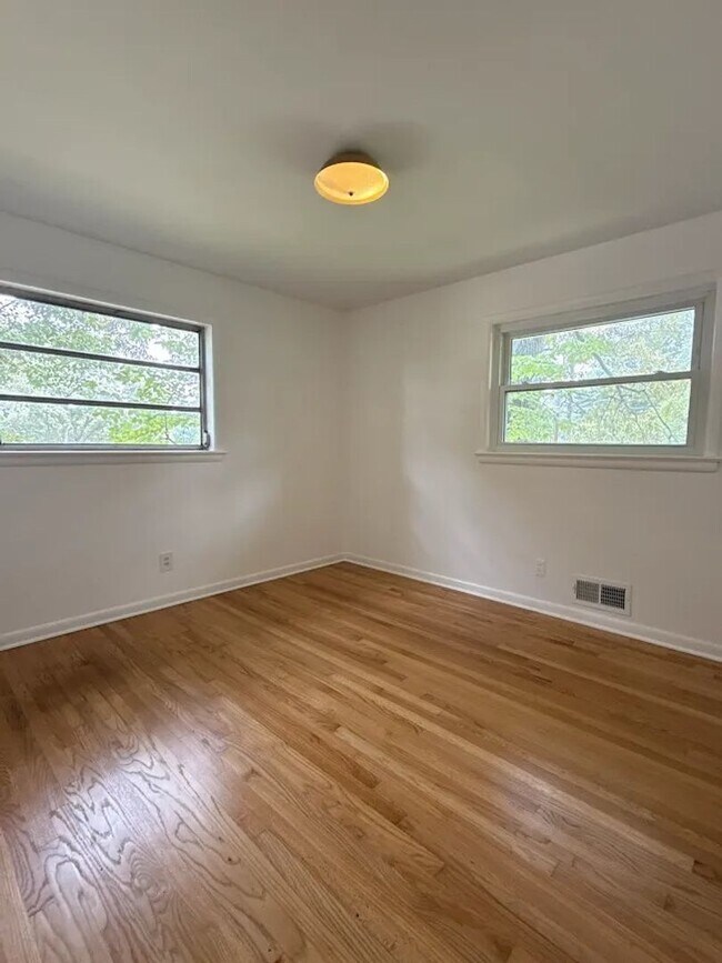 Building Photo - 2407 Summerland Dr