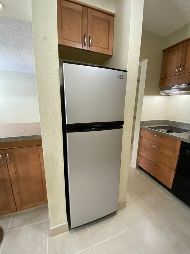 kitchen - 1810 E Oakland Park Blvd