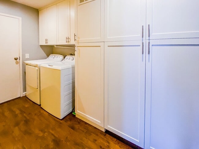 Building Photo - Two-Story 3 Bed, 2.5 Bath with Large Bonus...