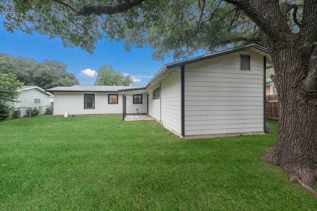 Building Photo - 323 Craigmont Ln