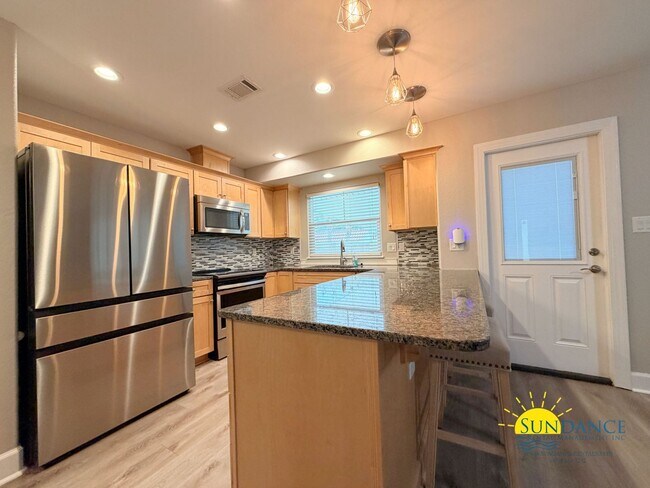Building Photo - Beautiful 3-Bedroom Pool Home in Destin – Lawn & Pool Service Included!