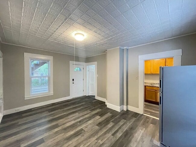 Building Photo - 325 Amherst St