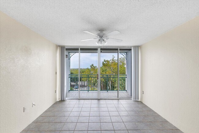 Building Photo - 2 Bedroom 2 Bathroom in the Salt Ponds Con...