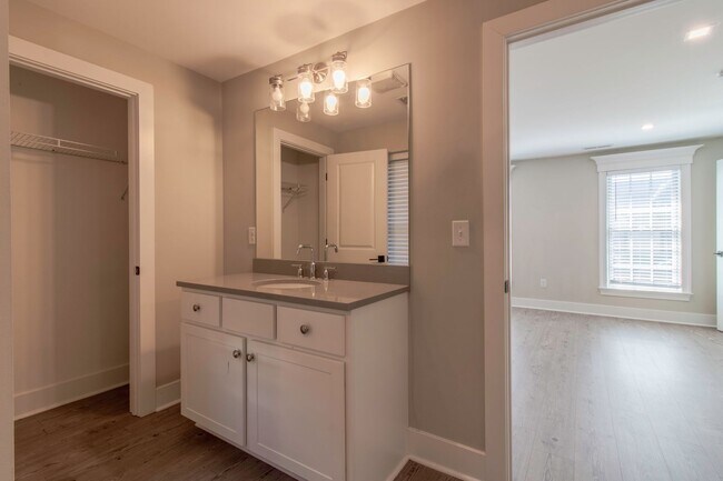 Building Photo - Downtown Milford Year Round Rental - Unfur...