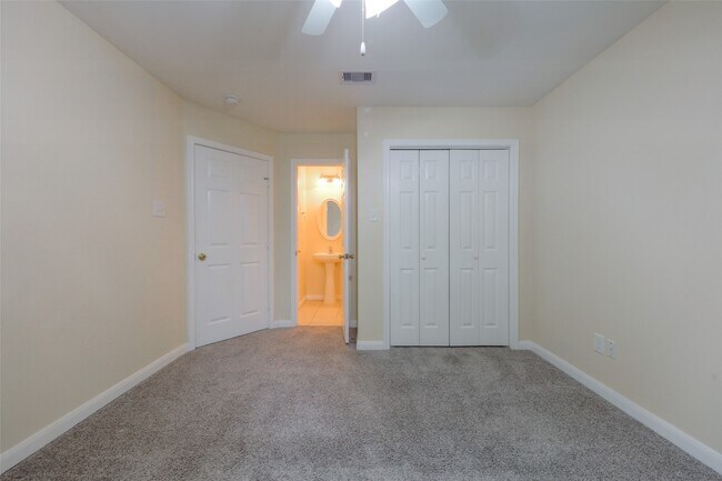 Building Photo - 11905 Algonquin Dr