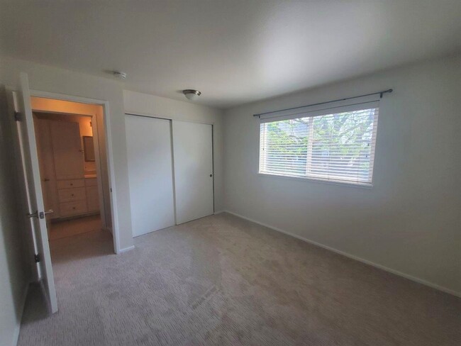 Building Photo - 1bedroom in quiet residential setting.  W/D in unit
