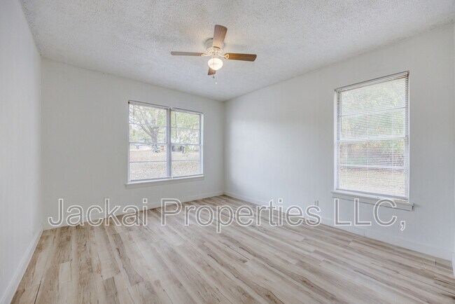 Building Photo - 15 MacArthur Dr