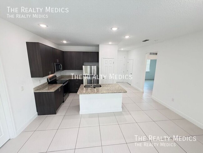 Building Photo - 2481 San Filippo Dr SE