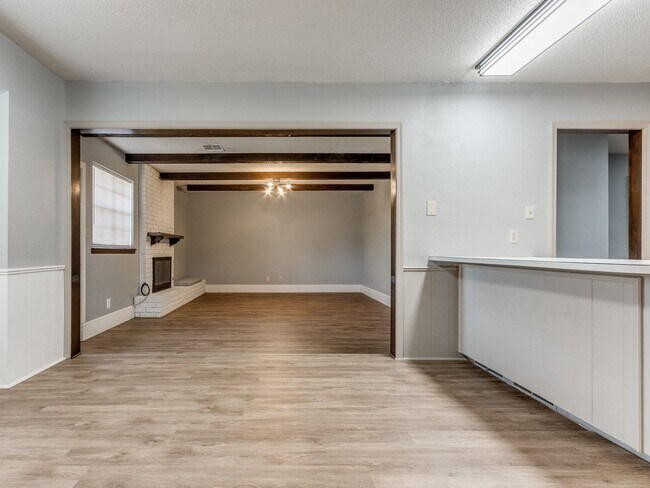 Building Photo - 3 Bed 2 Bath 2 Car Garage in Shawnee!