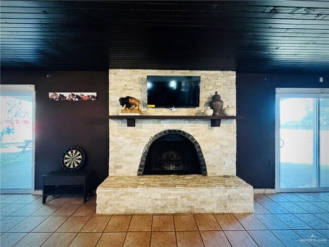 Building Photo - 21 N Shary Rd