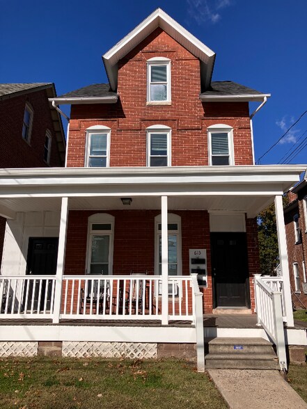 Building Photo - 613 Main St