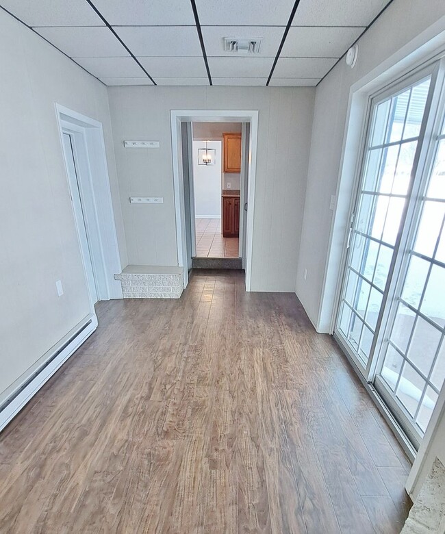 Building Photo - 3 Bed / 1-1/2 Bath Single Family Home w/2-car garage