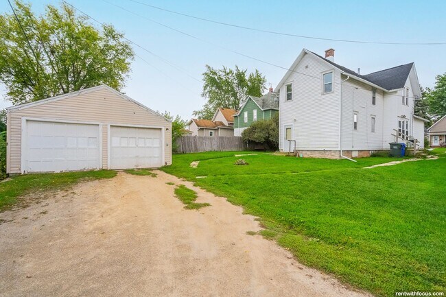 Building Photo - 218 E 8th St