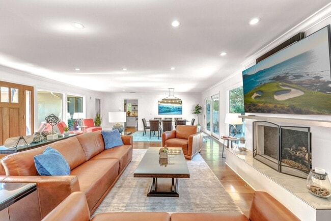 Building Photo - Perfect Location! 10-minute walk to the Oc...