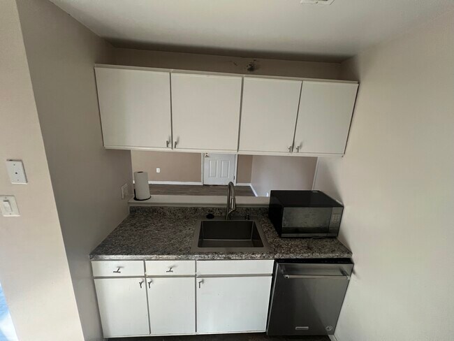 Building Photo - 2 Banyan Wood Ct