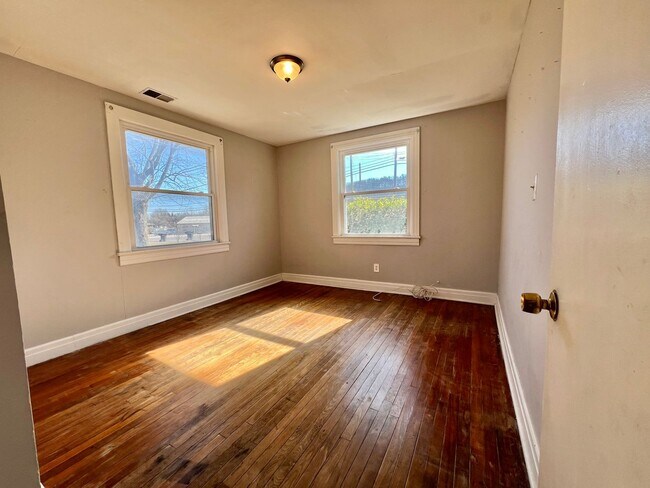 Building Photo - 2 Bed, 2 Bath Single Level Home Near Downt...