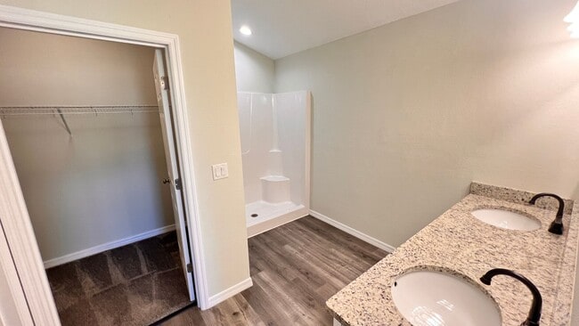 Building Photo - DISCOVER THE BEAUTIFUL 2 Bd/2Ba Duplex in Sebring!!