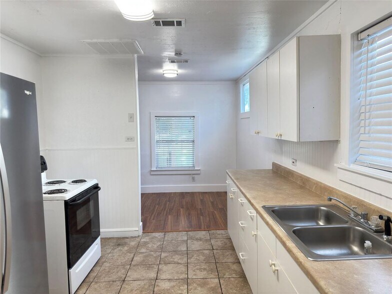 Building Photo - 1704 Lexington St