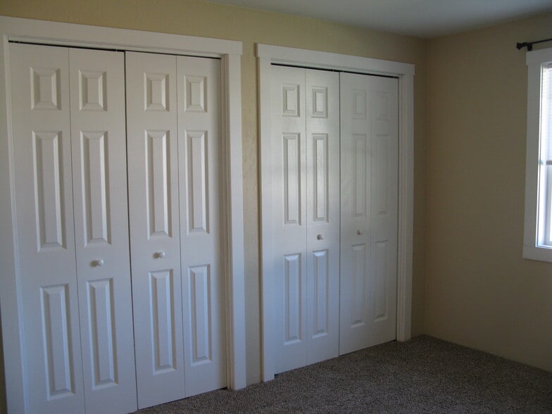 Building Photo - 305 S 5th St W