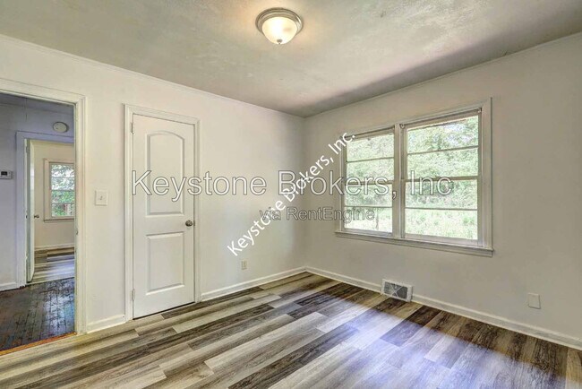 Building Photo - 2634 Tredway Dr