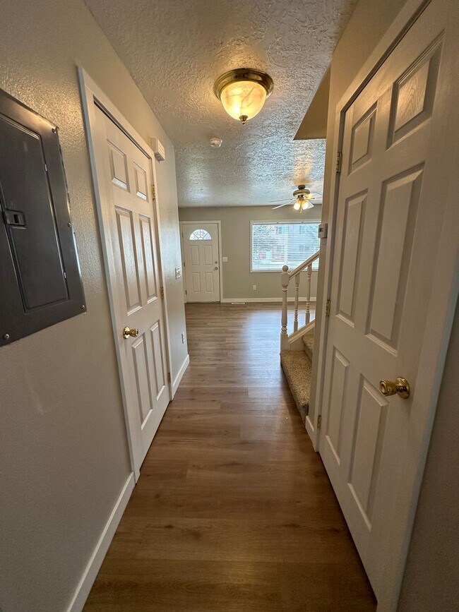 Building Photo - Cute 2 bed 1.5 bath townhome in the Meadows - Month-to-Month Lease!