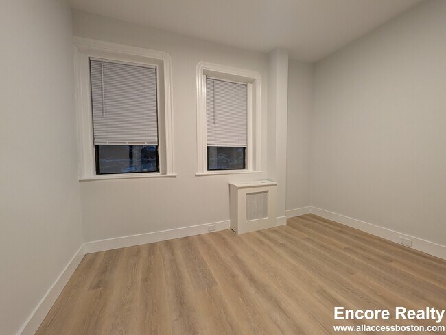 Building Photo - 24 Phillips St