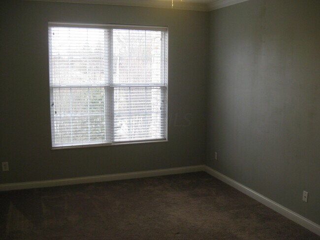 Building Photo - 2245 Riverside Dr