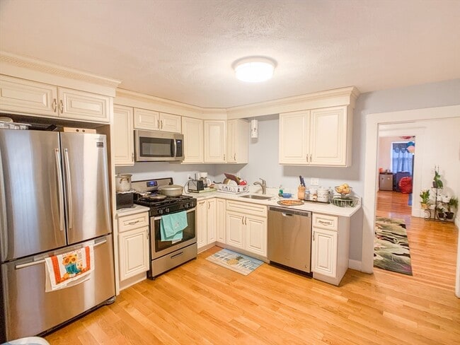 Building Photo - 6 Webster St