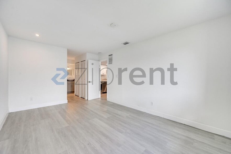 Building Photo - Unit 6