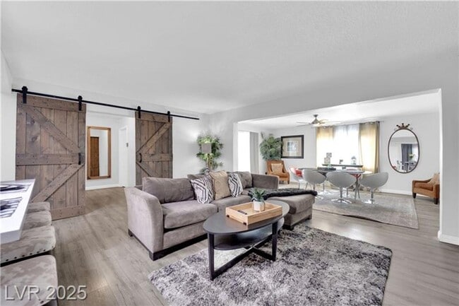 Building Photo - A Must See!! 5 bedroom 3.5 Bathroom home in Paradise