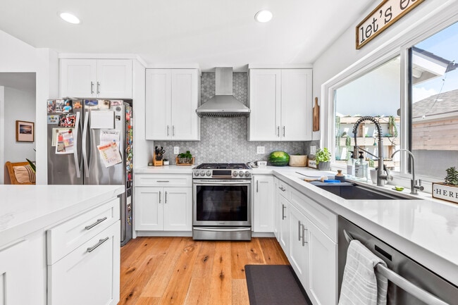 Building Photo - 6522 Farinella Dr