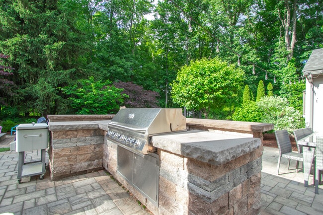 Building Photo - 22 Allen St