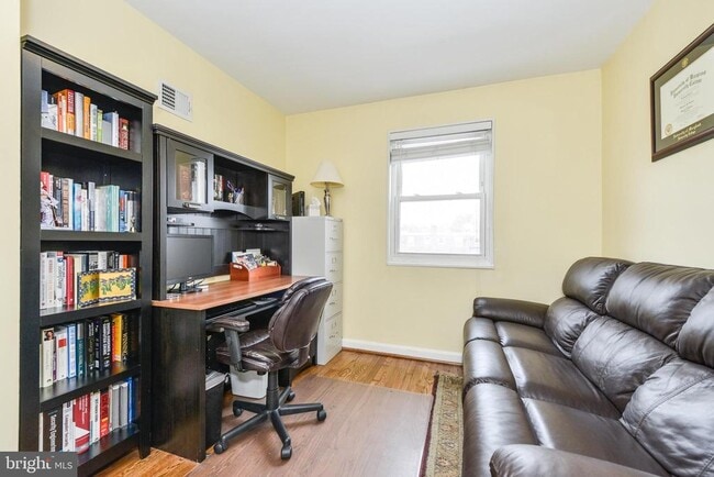 Building Photo - 629 S Henry St