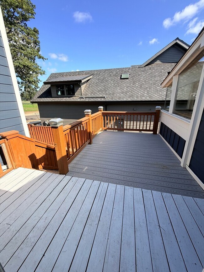 Building Photo - Spacious Home with Office, Studio, Workshop - Endless Possibilities!