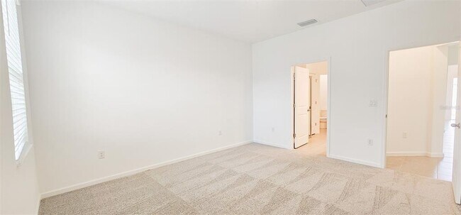 Building Photo - 500 Silver Palm Dr