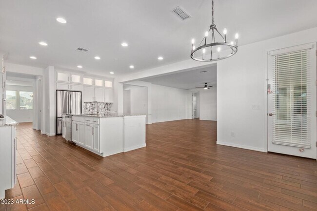 Building Photo - Breathtaking 5 bedroom home in Surprise!